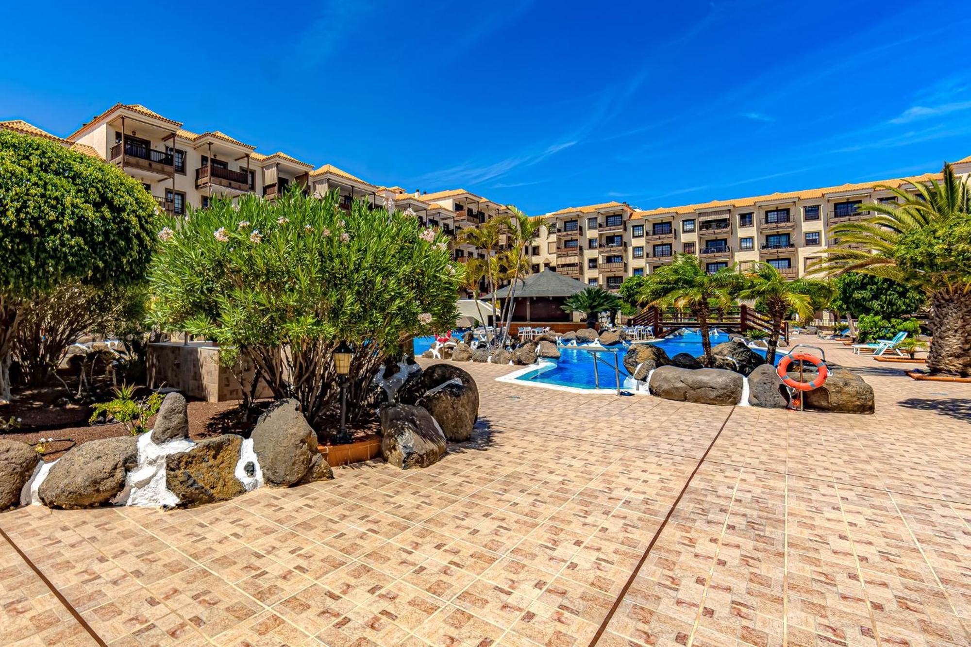 One Bedroom, Sea Front, In Complex With Pool Apartment *