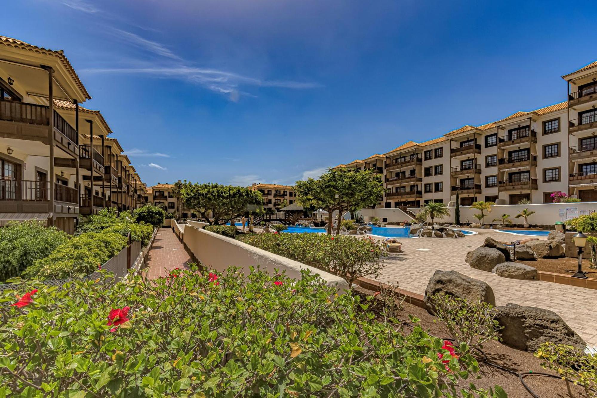 One Bedroom, Sea Front, In Complex With Pool Apartment *